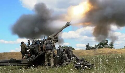 Ukraińscy żołnierze strzelający z haubicy