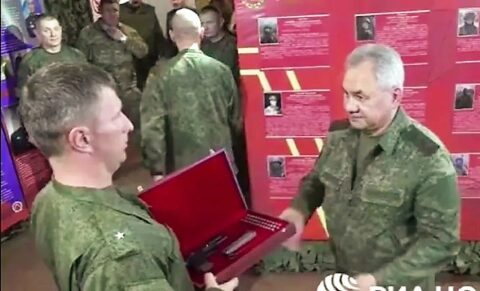 Rosyjski minister obrony Siergiej Szojgu nagradza spersonalizowaną bronią osobistą – pistoletem Jarygina chorążego z oddziału walczącego na kierunku łymańskim