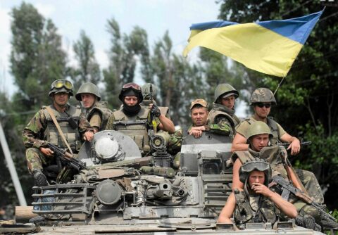 Ukraińscy żołnierze na transporterze opancerzonym