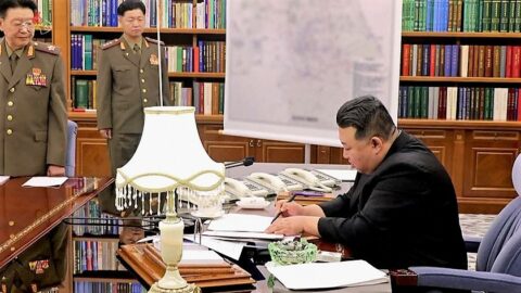 Odprawa wojskowa w gabinecie przywódcy Korei Północnej Kim Dzong Una