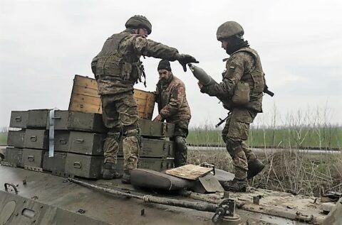 Ukraińscy żołnierze ładują amunicję