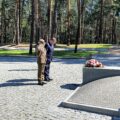Ambasador RP Bartosz Cichocki i attaché militaire płk Dariusz Słota na Polskim Cmentarzu Wojennym w Kijowie-Bykowni, 15 sierpnia 2023 r. Fot. PLinUkraine