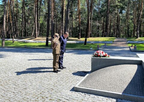 Ambasador RP Bartosz Cichocki i attaché militaire płk Dariusz Słota na Polskim Cmentarzu Wojennym w Kijowie-Bykowni, 15 sierpnia 2023 r.