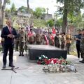 Ambasador RP na Litwie Konstanty Radziwiłł przemawia przy Mauzoleum Matki i Serca Syna na wileńskiej Rossie, gdzie odbyła się uroczystość z okazji Święta Wojska Polskiego, 15 sierpnia 2023 r.