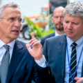Sekretarz generalny NATO Jens Stoltenberg z szefem kancelarii Sojuszu Stiane Jenssenem