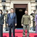 Prezydent Korei Południowej Yoon Suk Yeol i prezydent Ukrainy Wołodymyr Zełenski, Kijów, 15 lipca 2023 r.