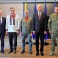 Minister obrony Litwy Arvydas Anuszauskas, minister spraw zagranicznych Ukrainy Dmytro Kułeba, minister obrony Ukrainy Ołeksij Reznikow, prezydent Litwy Gitanas Nausėda i Naczelny Dowódca Sił Zbrojnych Ukrainy generał Walerij Załużny, Kijów, 24 sierpnia 2023 r.