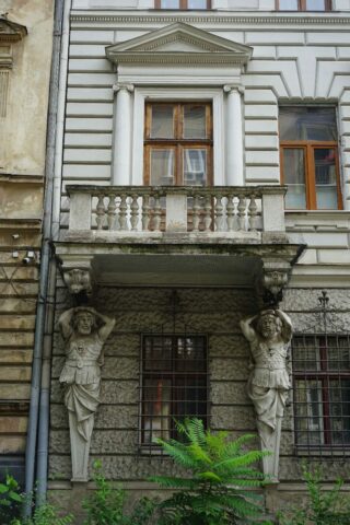 Balkony z atlantami, które zostaną odnowione w kamienicy przy ul. Gogola 10 we Lwowie