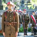 Członek grupy rekonstrukcyjnej 13. Pułku Ułanów Wileńskich na Cmentarzu Stara Rossa w Wilnie