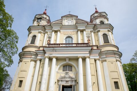 Fasada kościoła św. św. Piotra i Pawła w Wilnie