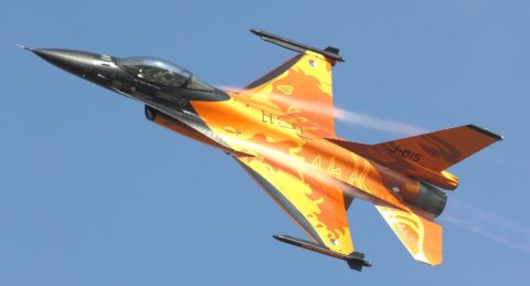 Kolorowe zdjęcie samolotu F16