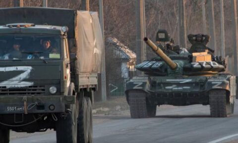 Kolorowa fotografia rosyjskiej kolumny wojskowej na Ukrainie