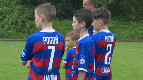Kolorowe zdjęcie młodych piłkarzy ze Lwowa