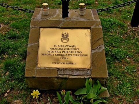 Kolorowe zdjęcie grobu na cmentarzu wojennym w Grodnie