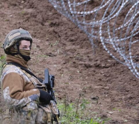 Kolorowa fotografia Łotewskiego funkcjonariusz straży granicznej.