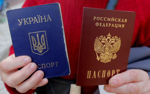 Kolorowe zdjęcie dwóch paszportów