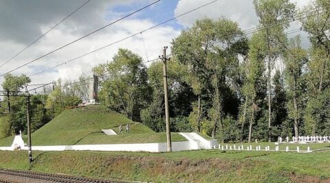 Kurhan, pomnik i cmentarz wojenny w Zadwórzu, 2013 r.