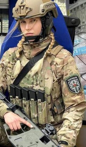 Kolorowe zdjęcie Ukrainki służącej w wojsku