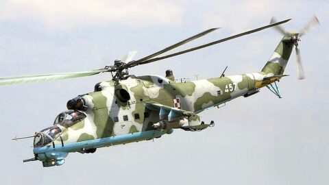 Polski śmigłowiec wojskowy Mi-24 Fot. Wikipedia – domena publiczna