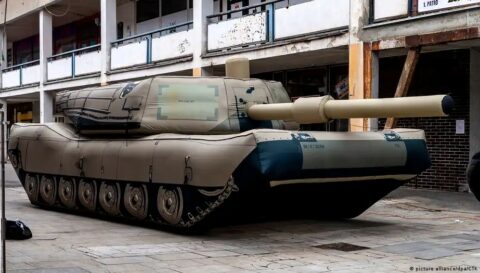 Atrapa amerykańskiego czołgu „Abrams” wyprodukowana w czeskim Děčínie dla armii ukraińskiej Fot. picture alliance