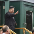 Przywódca Korei Północnej Kim Dzong Un na dworcu kolejowym w mieście Artiom Fot. KCNA