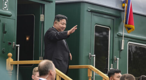 Przywódca Korei Północnej Kim Dzong Un na dworcu kolejowym w mieście Artiom Fot. KCNA