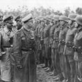 Reichsfuhrer Heinrich Himmler przed oddziałem 14. Dywizji Grenadierów Waffen-SS „Galizien” Fot. Narodowe Archiwum Cyfrowe