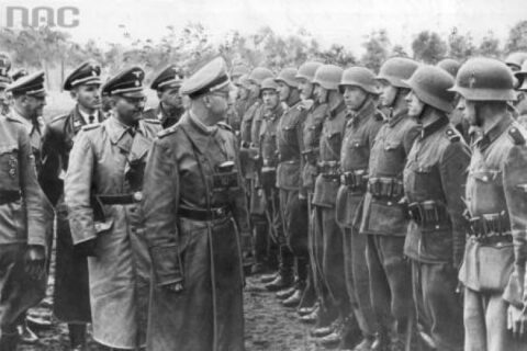 Reichsfuhrer Heinrich Himmler przed oddziałem 14. Dywizji Grenadierów Waffen-SS „Galizien” Fot. Narodowe Archiwum Cyfrowe