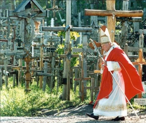 Ojciec Święty Jan Paweł II odwiedził Górę Krzyży w Szawlach na Litwie, wrzesień 1993 r. Fot. Wikipedia – domena publiczna