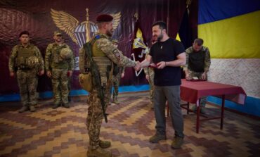 Prezydent Ukrainy odwiedził żołnierzy walczących na froncie