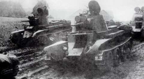 Sowieckie czołgi szybkobieżne BT-7 w marszu na Wilno – z takimi pojazdami walczyli nasi ułani pod KodziowcamiArchiwum Autorów 