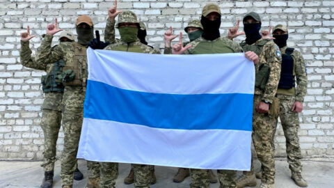 Żołnierze Legionu Wolność Rosji z flagą, której rosyjska opozycja używa jako symbolu demokratycznej Rosji Fot. Wikipedia – domena publiczna