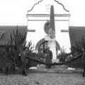 Budynek dowództwa batalionu KOP „Dawidgródek” i obelisk poświęcony pamięci Marszałka Józefa Piłsudskiego, 1934 r. Archiwum Autorów