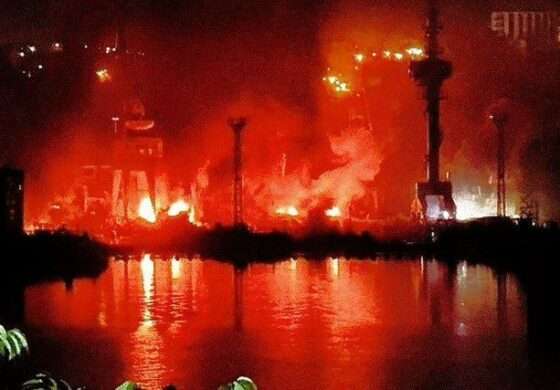 Potężny atak na Krym: W ogniu główny zakład naprawy statków Floty Czarnomorskiej FR (WIDEO+)