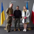 Prezydent Ukrainy wręczył ukraińskie odznaczenia Damianowi Dudzie i Biance Zalewskiej, polskim wolonatariuszom Fot. @ZelenskyyUa