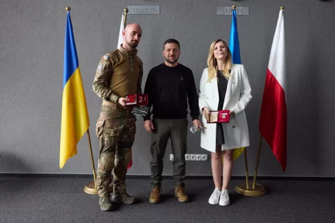 Prezydent Ukrainy wręczył ukraińskie odznaczenia Damianowi Dudzie i Biance Zalewskiej, polskim wolonatariuszom Fot. @ZelenskyyUa