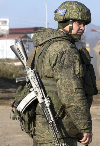 Kolorowe zdjęcie zołnierza rosyjskich sił pokojowych