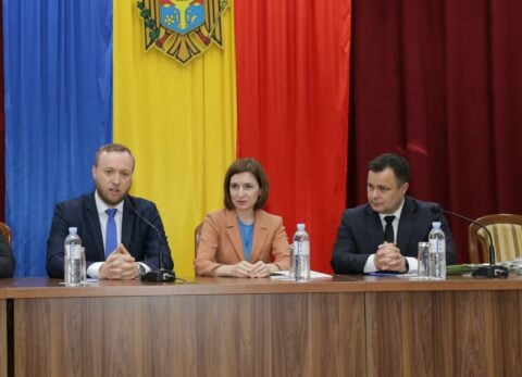 Alexandru Musteață (z lewej) obejmuje szefostwo mołdawskiej Służby Bezpieczeństwa i Wywiadu (SIS); prezydent Mołdawii Maia Sandu (w środku) i ustępujący szef SIS Alexandr Esaulenco (z prawej), czerwiec 2022 r. Fot. investigative-report.ro