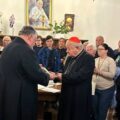 Kardynał Stanisław Dziwisz przekazuje relikwie św. Jana Pawła II proboszczowi parafii św. Rafała Archanioła w Wilnie, księdzu Mirosławowi Grabowskiemu Fot. Facebook/Parafia św. Rafała Archanioła Wilnie