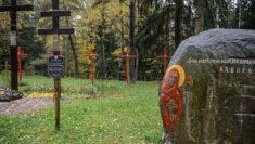 Dyplomaci z Unii Europejskiej upamiętnili na Kuropatach ofiary komunistycznych represji Dyplomaci z Unii Europejskiej upamiętnili na Kuropatach ofiary komunistycznych represji