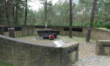Polscy dyplomaci na Litwie rozpoczęli akcję zapalania zniczy w polskich miejscach pamięci
