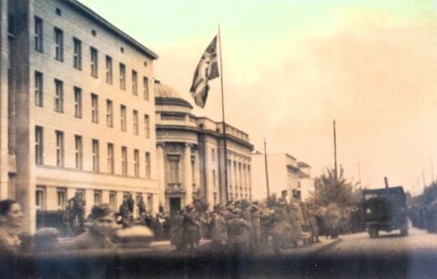 Trybuna honorowa usytuowana przed gmachami Urzędu Wojewódzkiego i Banku Polskiego, Brześć nad Bugiem, 22 września 1939 r. Archiwum Autorów