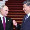 Władimir Putin i Xi Jinping podczas ceremonii powitania szefów delegacji na III Forum Pasa i Szlaku. Fot: Siergiej Savostyanov, TASS/kremlin.ru