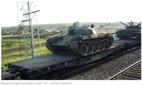 Rosyjski pociąg przewożący czołgi T-62.WIKIMEDIA COMMONS