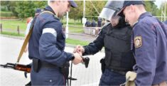 Uzbrojona białoruska milicja obstawia koleje pod Mińskiem