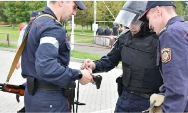 Uzbrojona białoruska milicja obstawia koleje pod Mińskiem