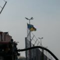 Flagi powiewane przez wiatr na granicy ukraińsko-rumuńskiej, w obozie dla uchodźców