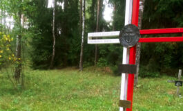 Wandale Łukaszenki zdewastowali krzyż na Kuropatach pod Mińskiem. „Siedźcie na „Kresach”, lachy! Pamiętajcie, że czeka na was szafot…”