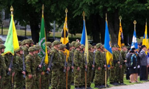 Poczty sztandarowe estońskiej ochotniczej Ligi Obrony – Kaitseliit Fot. Kaitseliit.ee