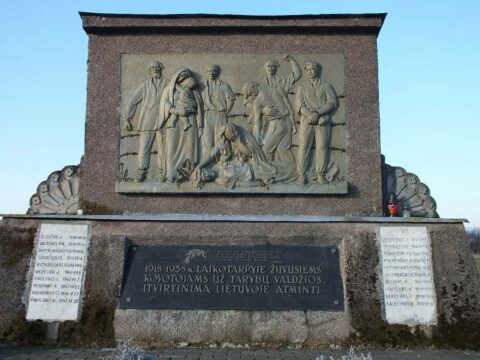 Pomnik w rejonie olickim, poświęcony poległym za ustanowienie władzy sowieckiej na Litwie Fot. Wikimedia commons.org/mikrimas